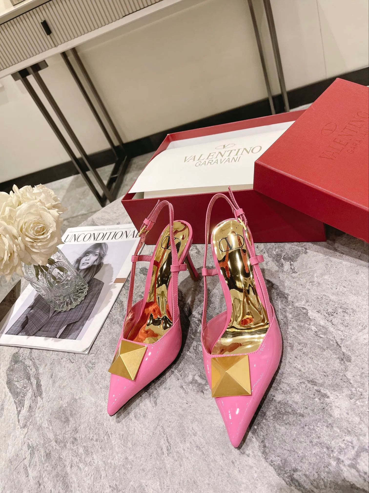 👟👟Ex-factory price 400👟👟 Genuine leather sole +40 Valentino Valentino spring and summer new rivet shoes are new☑️ —————————————— The latest golden big rivet element is full of high-end sense! Extremely fashionable Heel height: 9.5cm Upper: Matt sheepskin Lining: Sheepskin lining Outsole: Italian genuine leather outsole, rubber sole optional Color: Two styles and 8 colors available Code number: 34-41 (34 and 42 customized are not returnable)